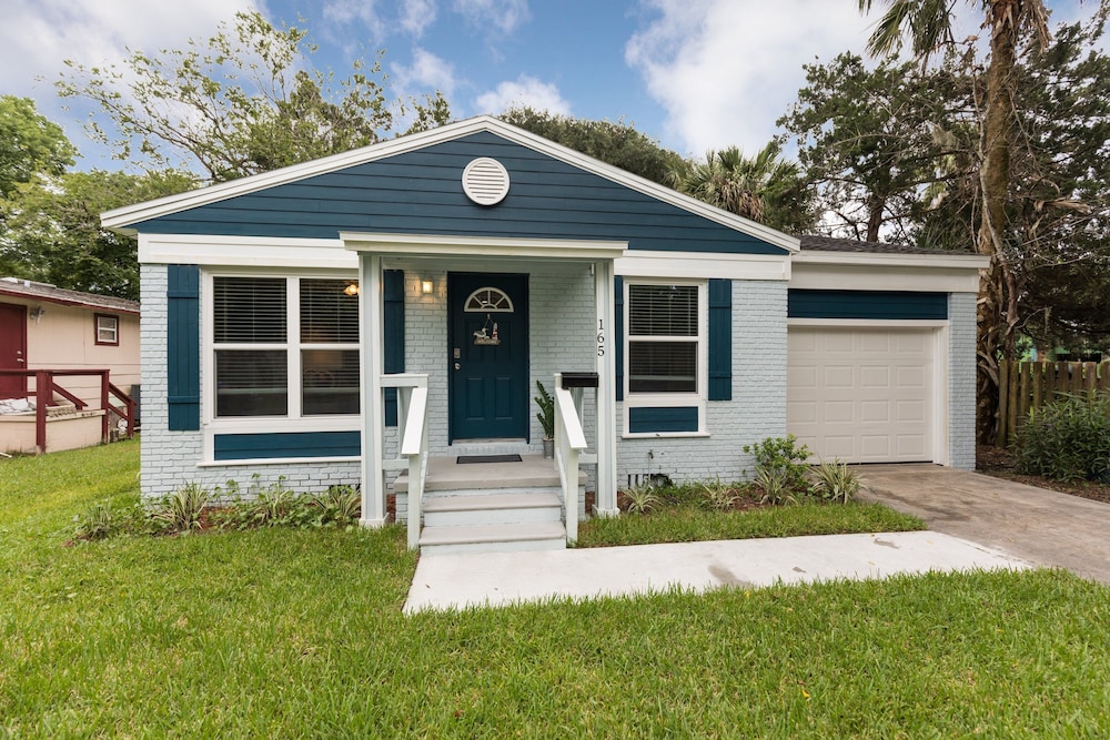 Charming Downtown Cottage 3 Bedroom Home