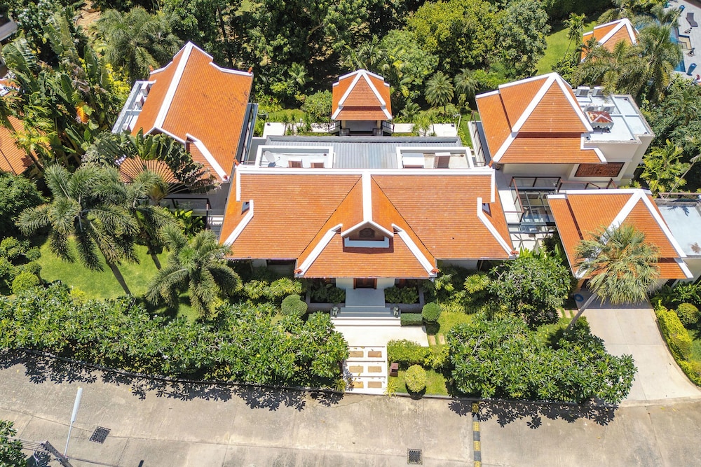 Naiharn 4br Private PoolVilla near Beach