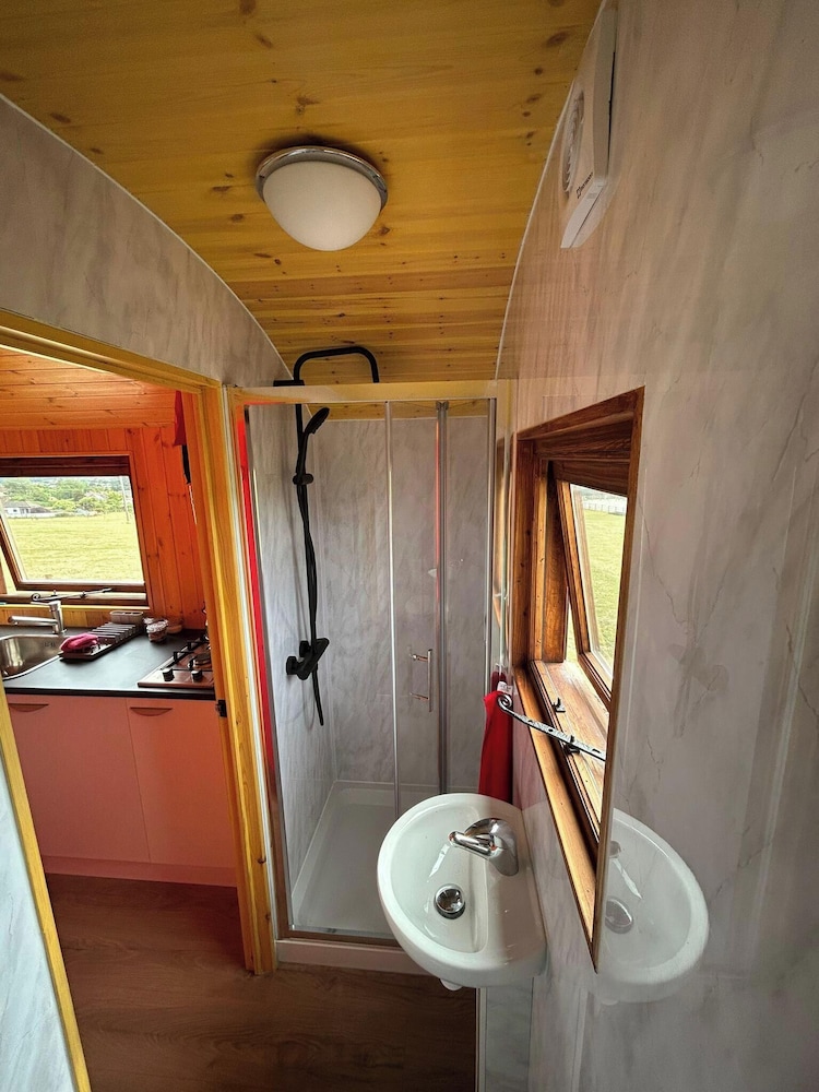 1 Bed Hut - Sleeps 2 - Parking - Smoking