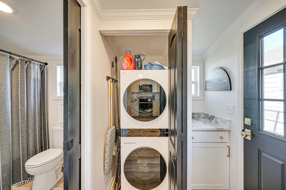 < 3 Mi to Dtwn: Modern Cottage in Greenville!