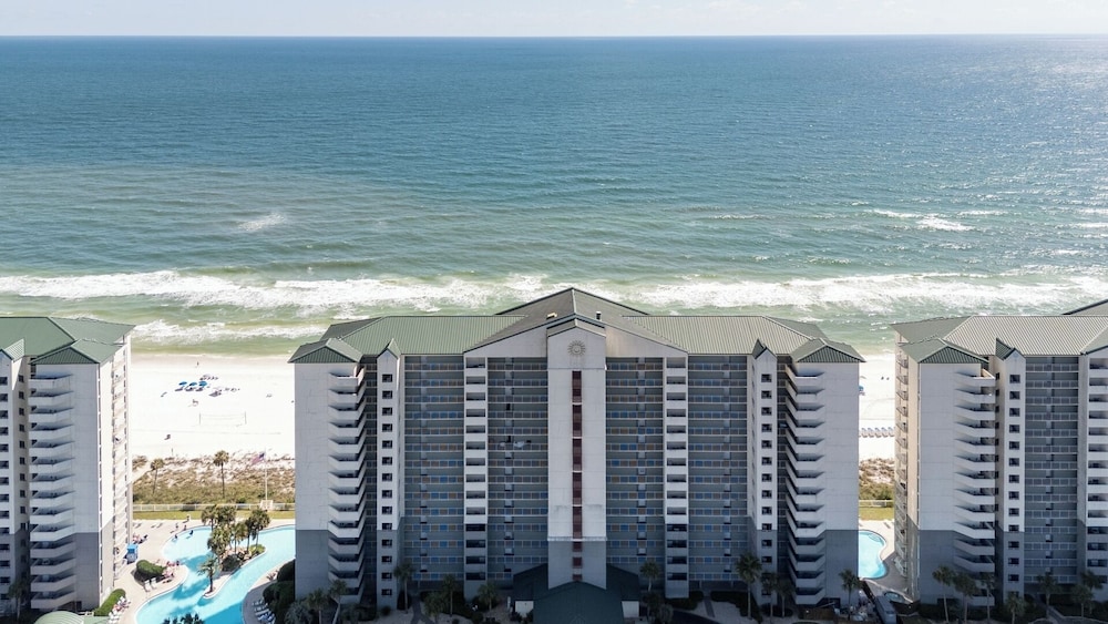 3BR Gulf-front Luxury w/ Pool Bar & Spa Baths