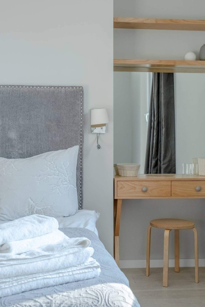 Modern and Luxurious 2 Bedroom Flat - Barons Court
