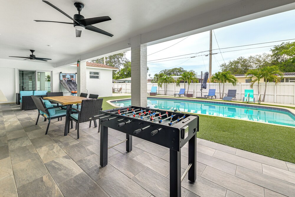 Outdoor Oasis w/ Games: Sleek Hollywood Home!