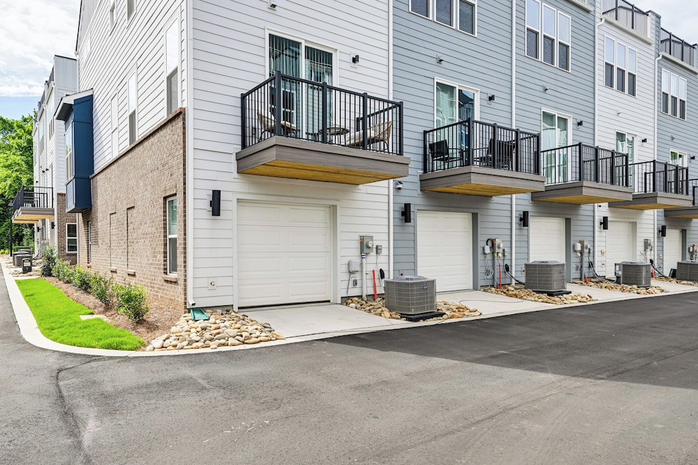 2 Mi to Uptown Charlotte: Townhome w/ Balconies!