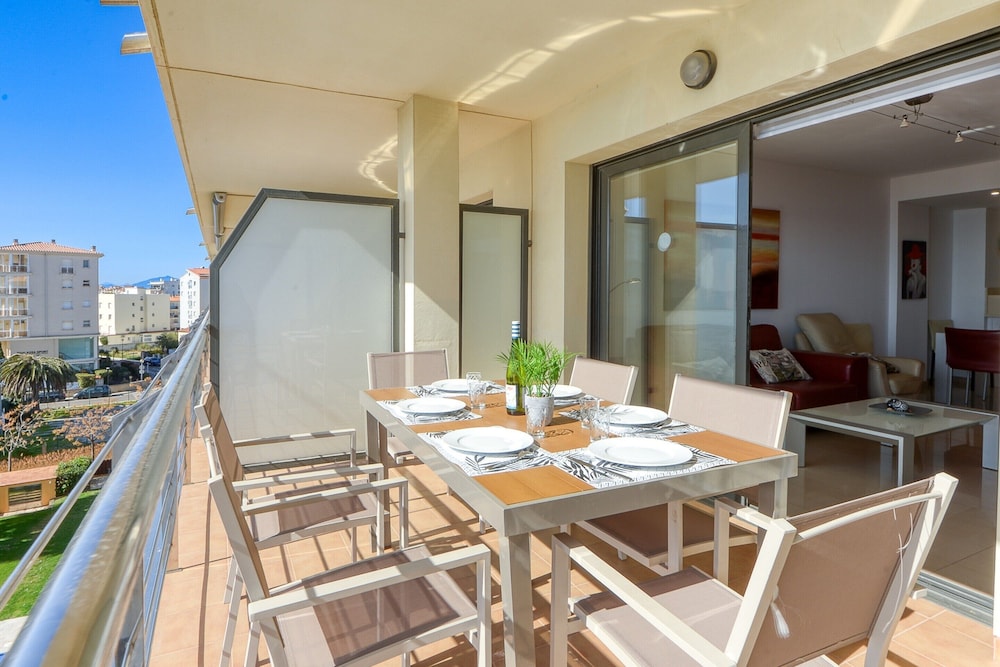 Apartment in Roses by the Beach With Pool