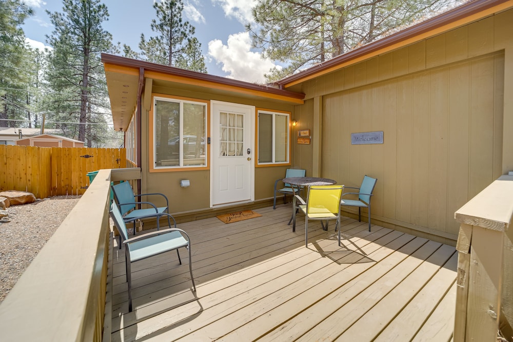 Patio & Grill: Cozy Cabin in Munds Park!