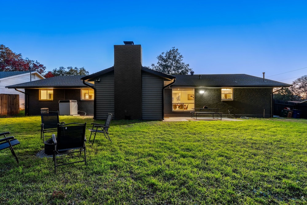 Quiet 3 Bedroom Home Walkable to Zilker Park view 3