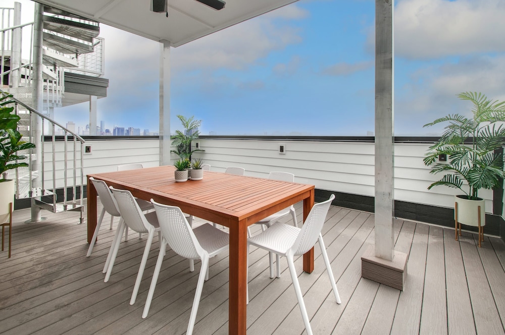 Rooftop DT City Views - Bluebird Karaoke - 14 Beds