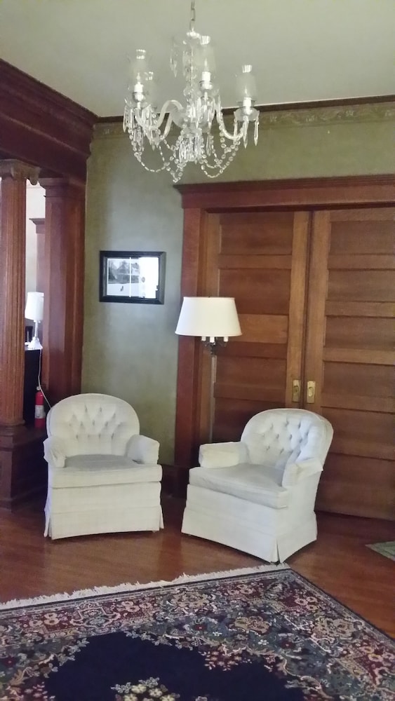 Chestnut Charm Bed & Breakfast