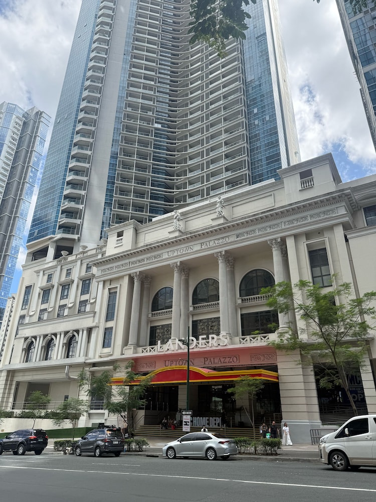 Uptown Parksuites Tower One