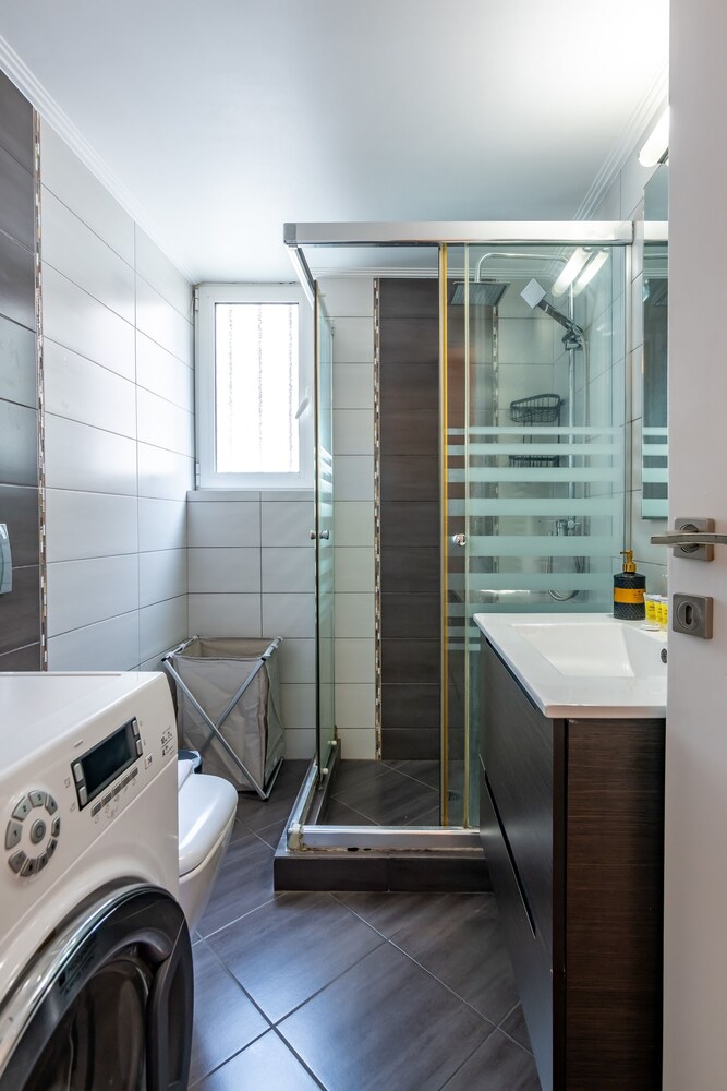Charming 2BR retreat near market & beach