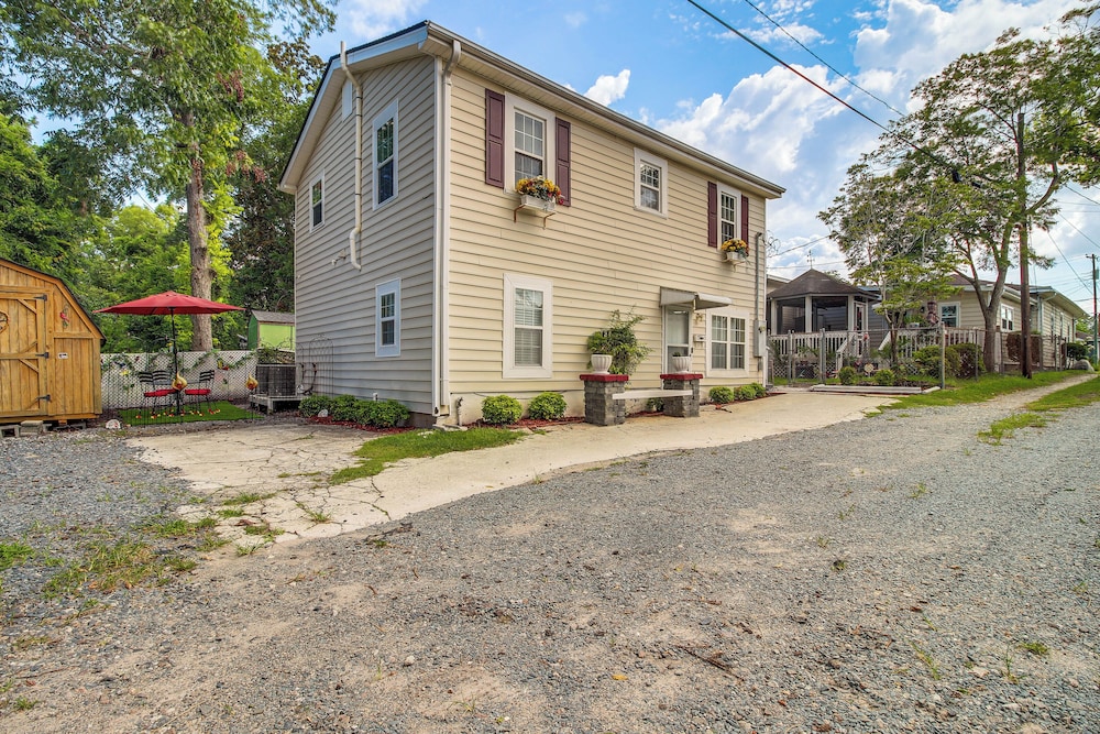 Private Patio: Cargo District, Dtwn Wilmington Apt