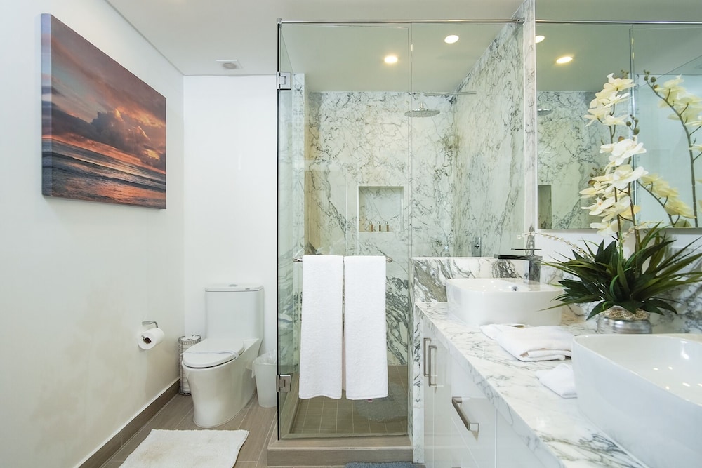 Stunning 1 Bedroom Condominium