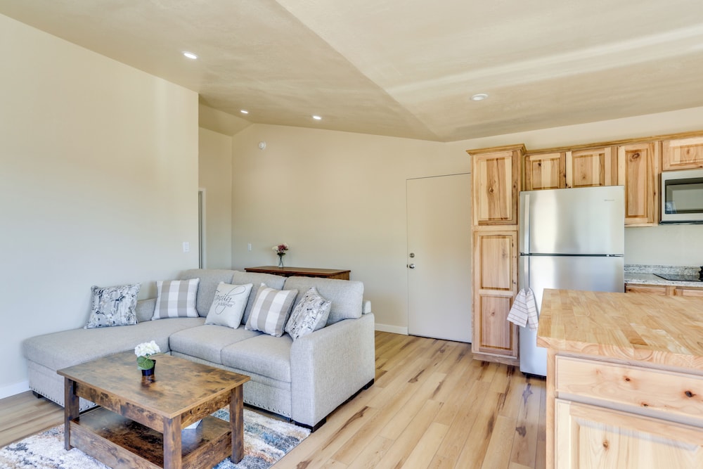 Comfy Oakhurst Duplex Near Hiking & Sightseeing!
