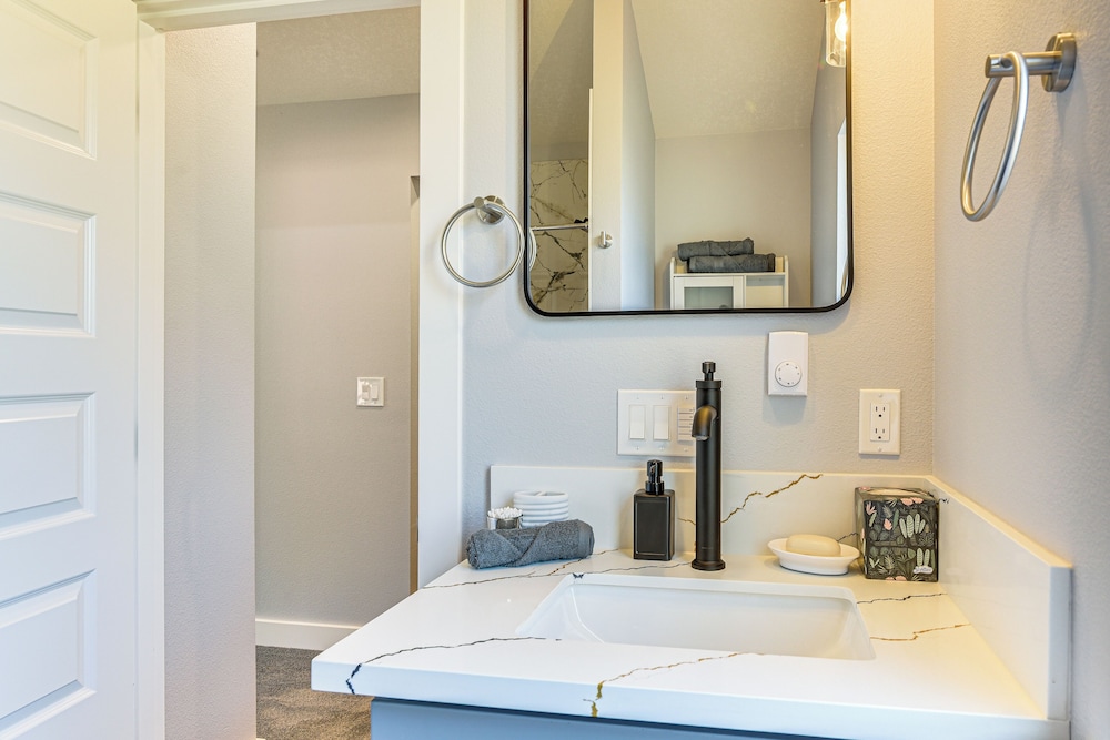 8 Mi to Dtwn Pdx: Unique Pet-friendly Home!