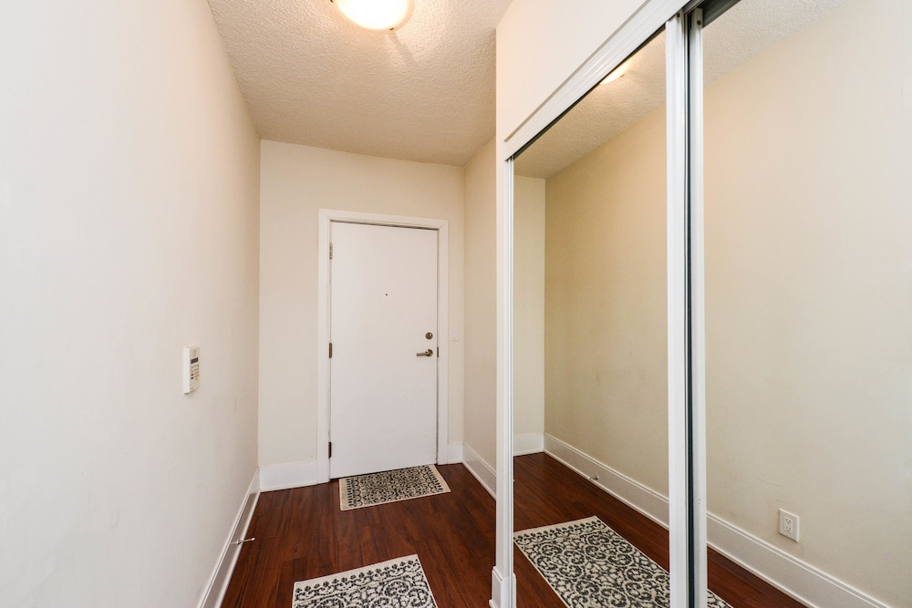Sarkar Suites - 330 Burnhamthorpe Road view 3