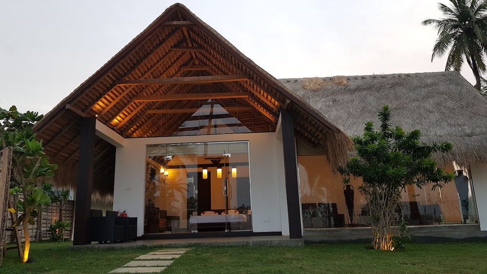 Hotel Blue Whale beach boutique Resort - Image 1