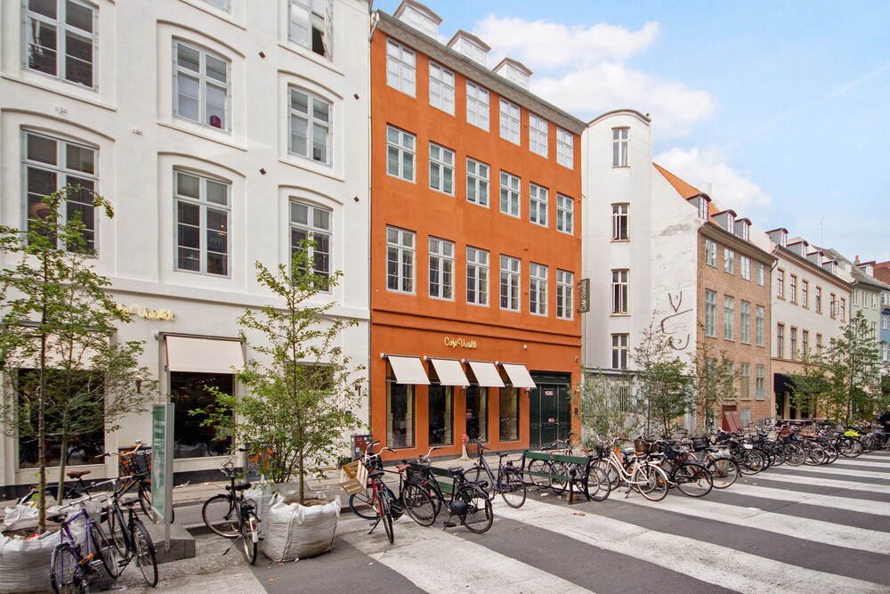 Sanders Regent - Chic 3-bdr Apt With Balcony view 4