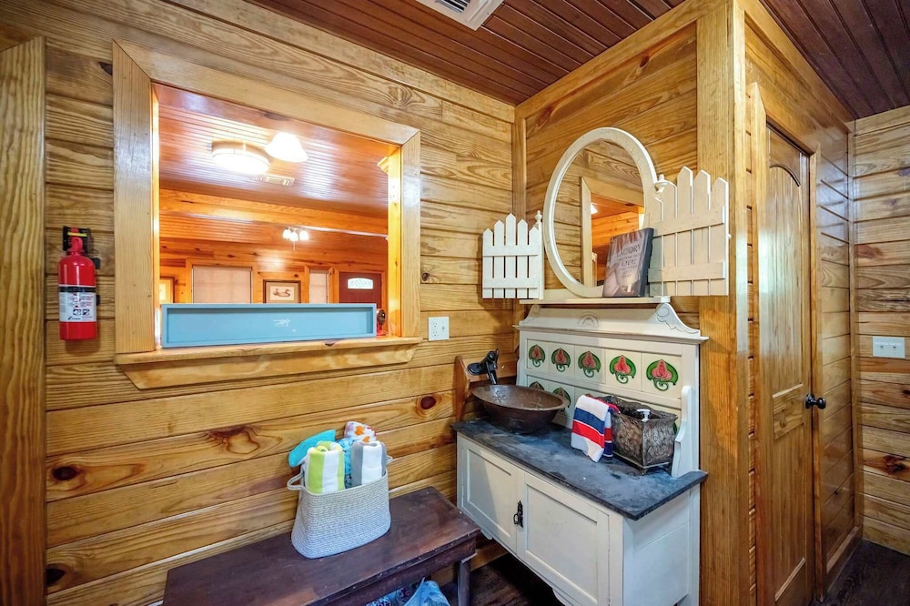 Sunset Ridge Cozy Cabin for 6