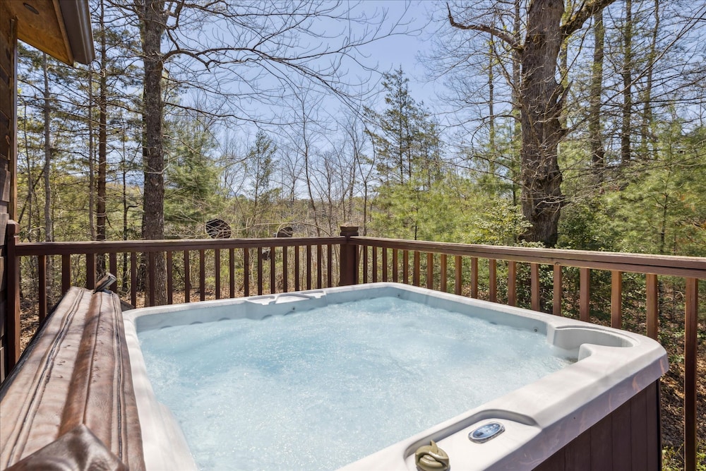 Romantic Cabin w Jacuzzi Hot Tub Fireplace