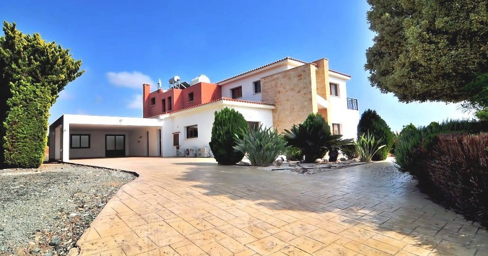 Impressive Large Villa Huge Heated Pool Garden