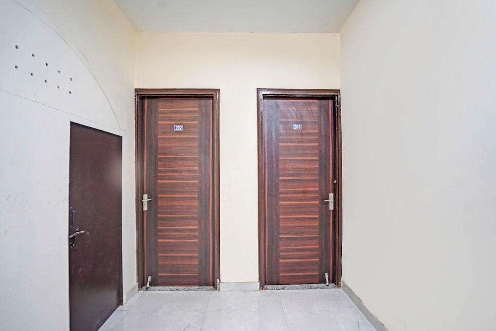 Fabhotel Comfort Inn