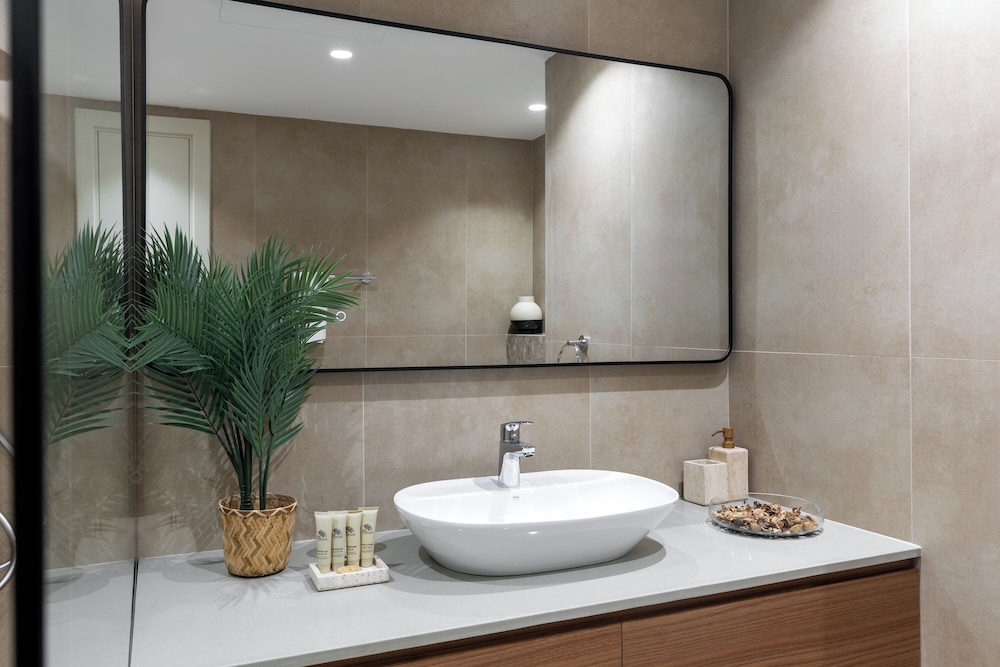 Maison Privee - Dazzling Downtown Retreat w/ Panoramic City Views