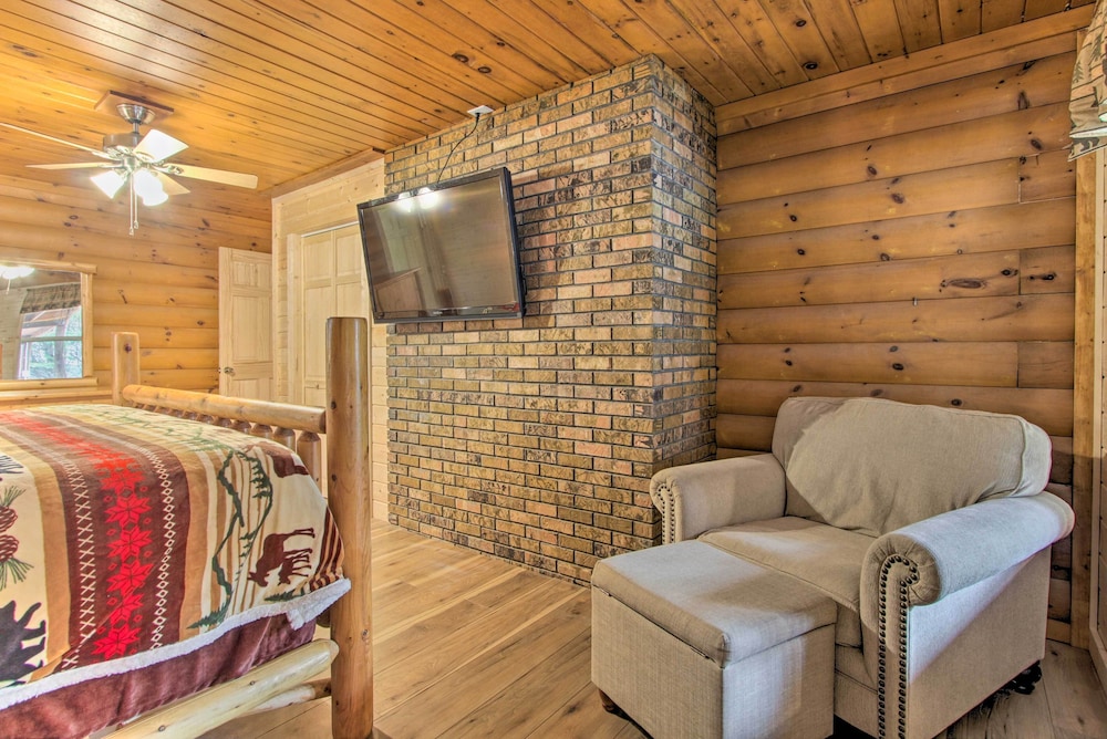 Gatlinburg Cabin: Hot Tub, Deck, Games