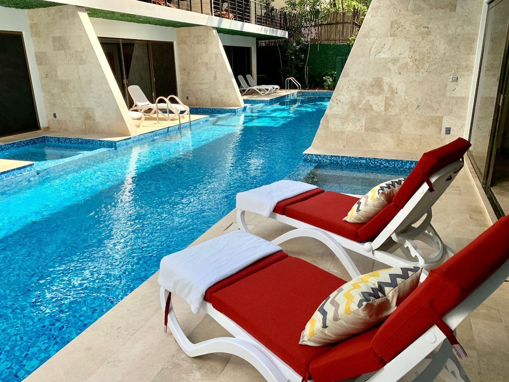 BT 1BR Swim Up