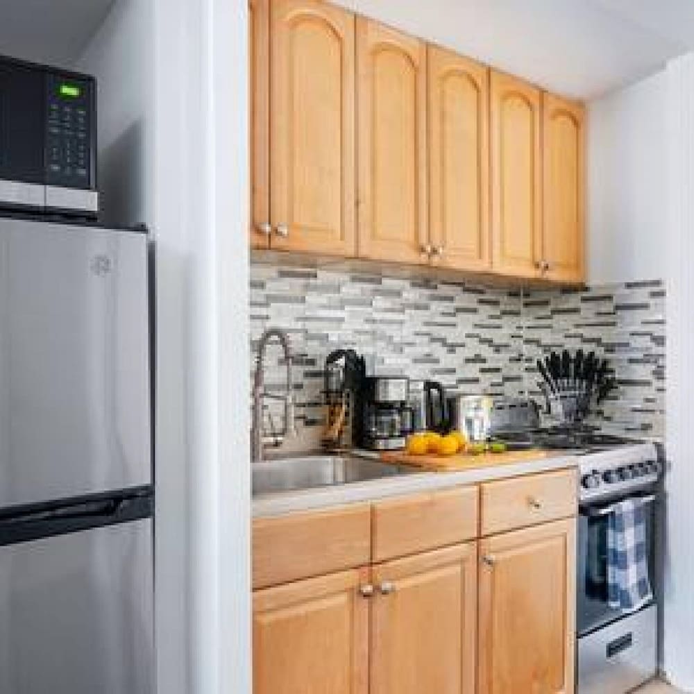 444-4c Newly Renovated Studio in Hell s Kitchen