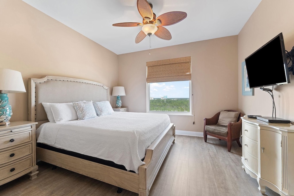 Indigo East 901 + Den W/cabana !
