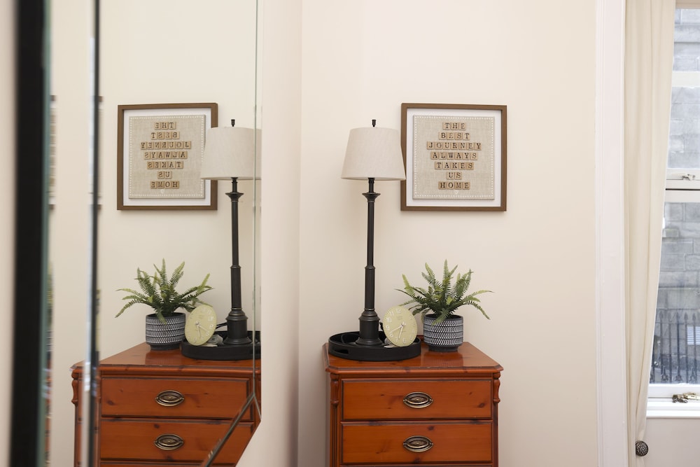 JOIVY Stunning Ground-floor 2bedrm New Town Apt view 3