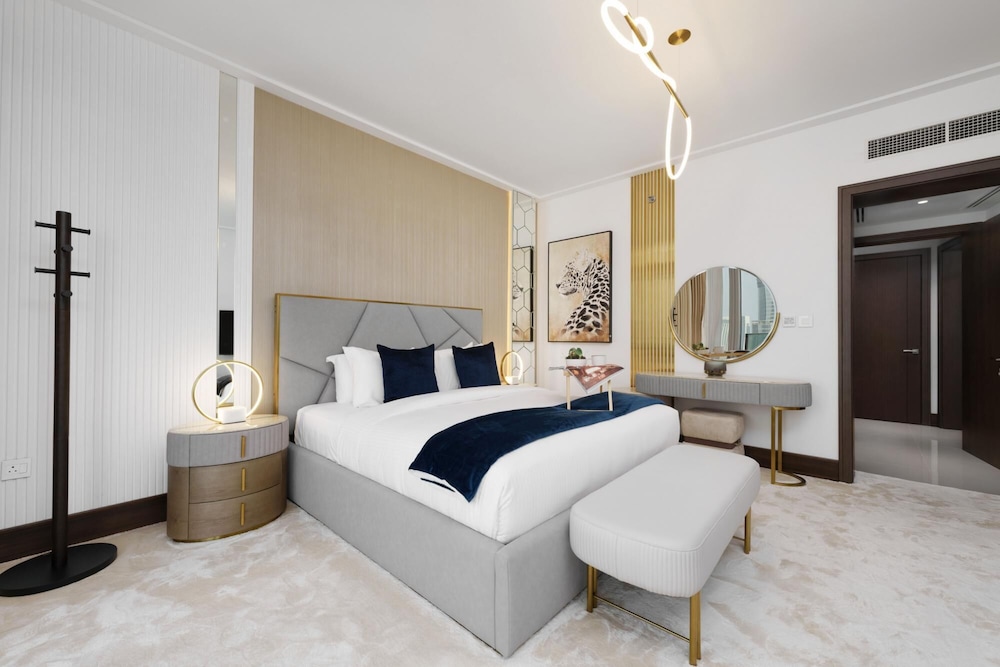 Ultra Chic High-floor Apt w Direct Burj Khalifa Fountains Views