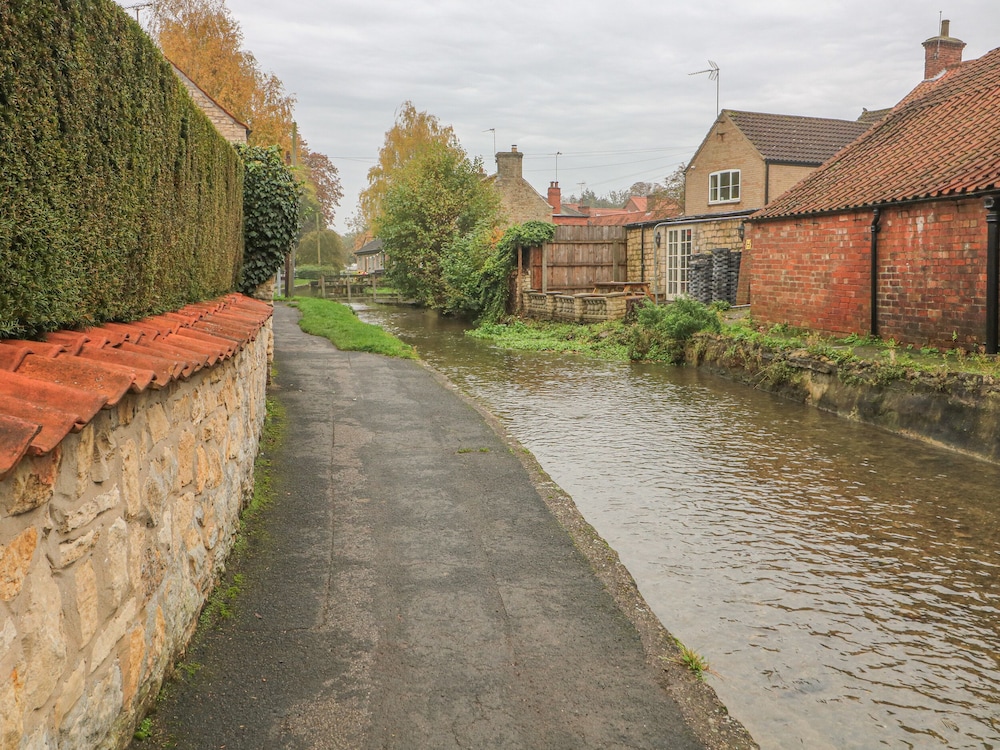 22 Beckside view 5