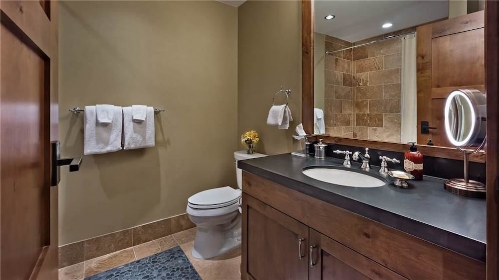 Emerald Mountain 702 4 BedroomCondo By Moving Mountains view 2