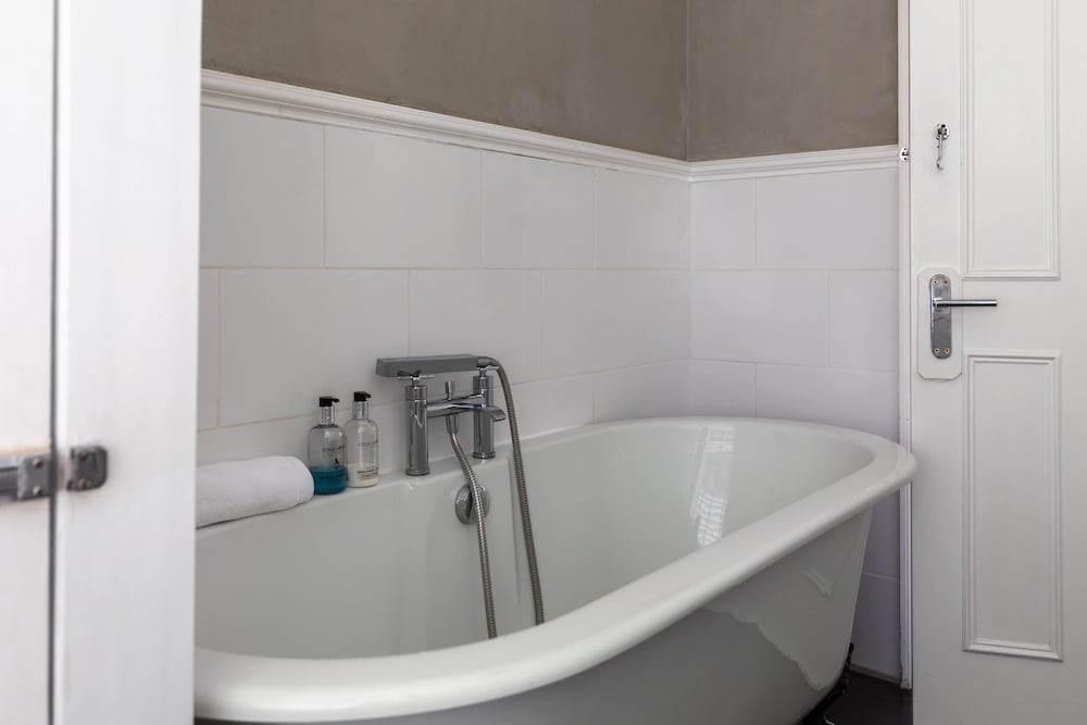 Stylish 4-bedroom Townhouse in the Heart of Bath