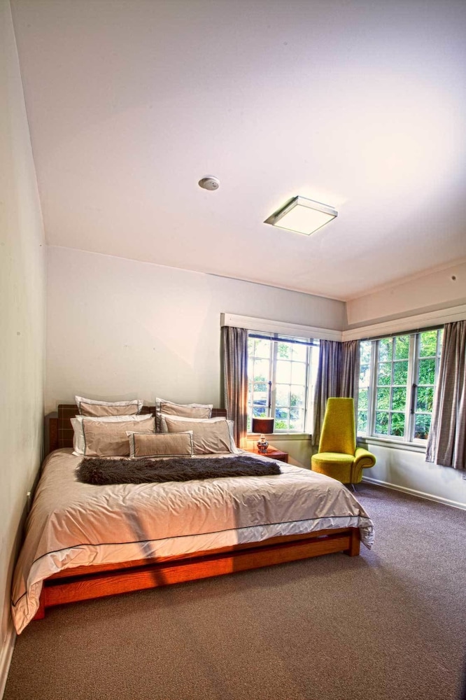200 Riccarton Holiday House
