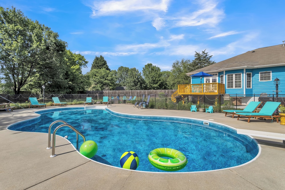 Heated Pool King Bed Jacuzzi Bath Arcade