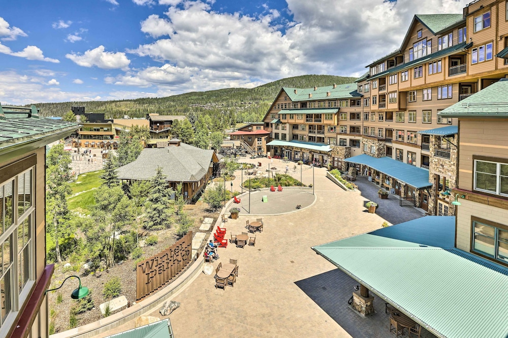 Winter Park Condo w/ Mountain Views + Hot Tub