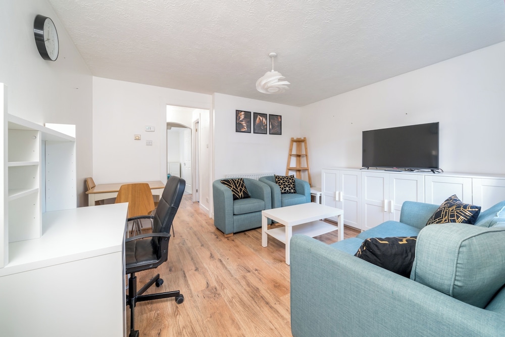 Crawley Stainer 1-bedroom With Parking and Garden