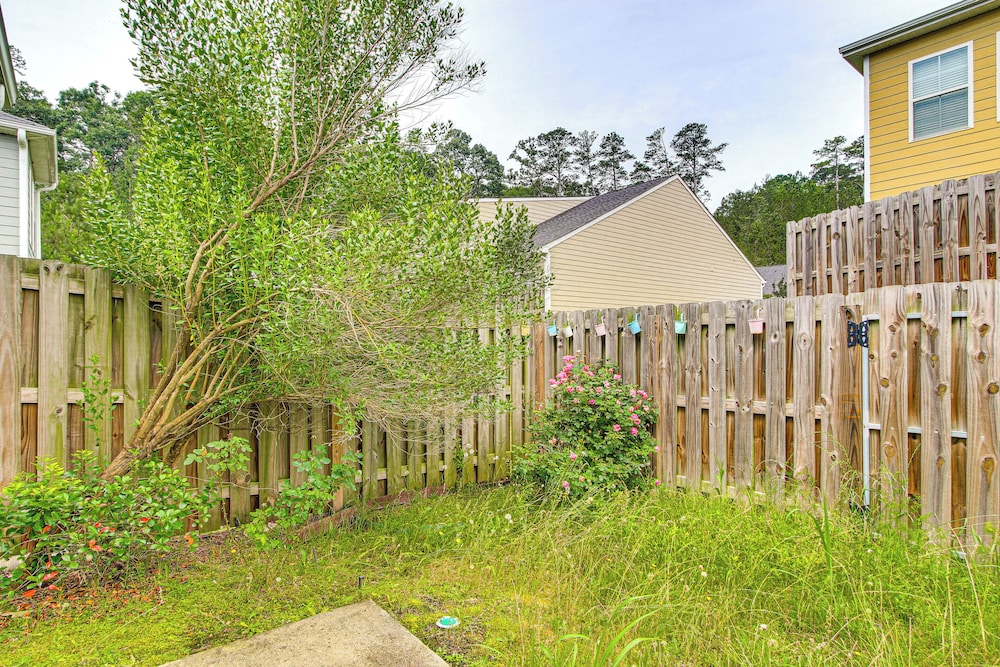 7 Mi to Dtwn Augusta: Townhome Near Shops & Eats!