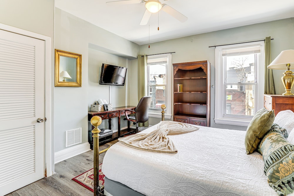 1 Mi to Philadelphia Zoo: Convenient Townhome!