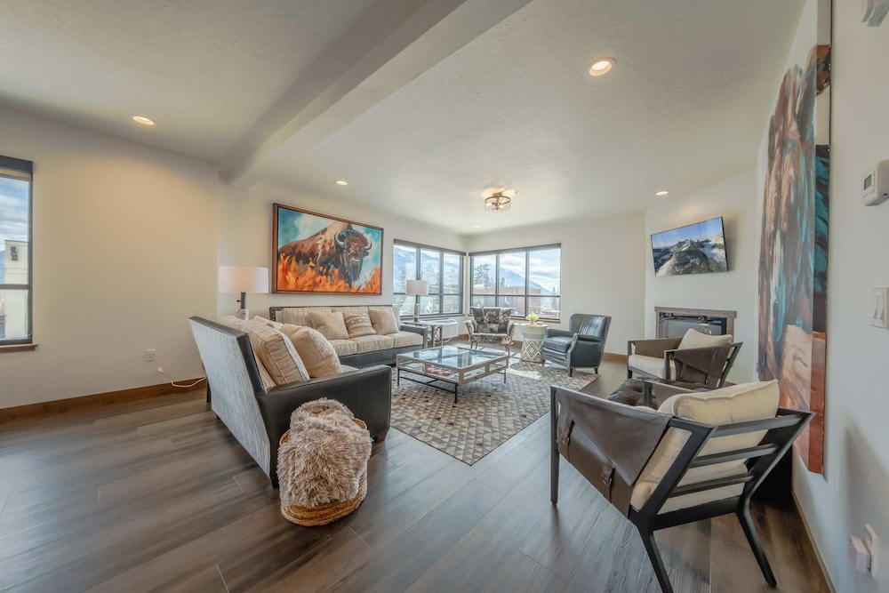 Downtown Penthouse Condo For 4!