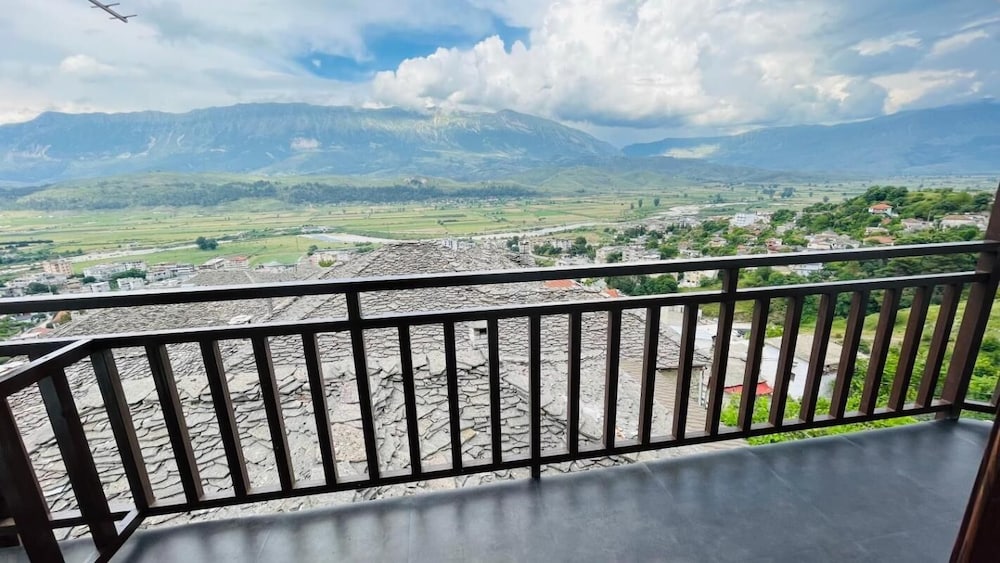 Denis - Private Rooms Guesthouse Gjirokastra