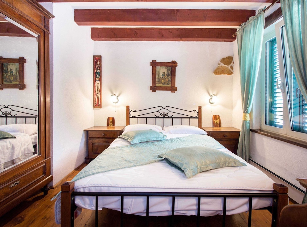 Authentic Dalmatian Hillside Escape With Pool, Sauna & BBQ