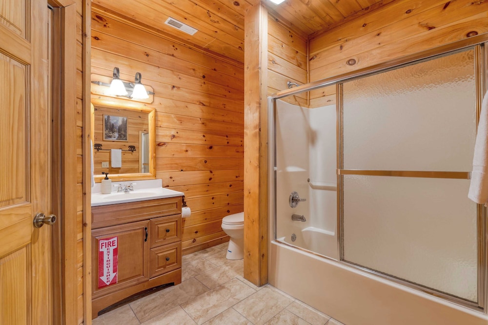 Hottub, Game Room, Forest Views, Near Gatlinburg Four Bears Lodge by Avantstay