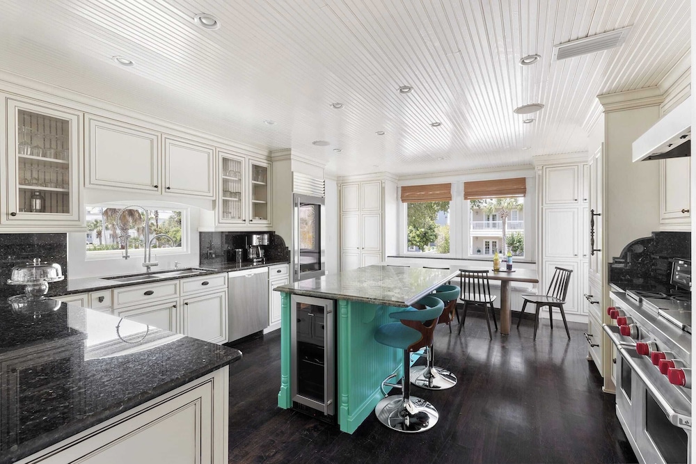 Luxe Villa Near Beach, Pool + Hottub, Chef's Kitchen Woodward Way by Avantstay