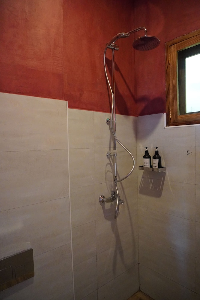 Moyoni Africa Lodge & Tours