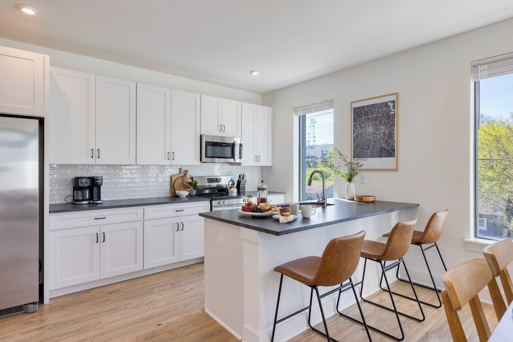 13 Modern Condos Near Downtown Nashville 26 Total Bedrooms, Sleeps 90 The Heights by Avantstay