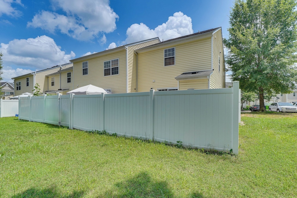 6 Mi to Dtwn Raleigh: Townhome w/ Fenced Patio!